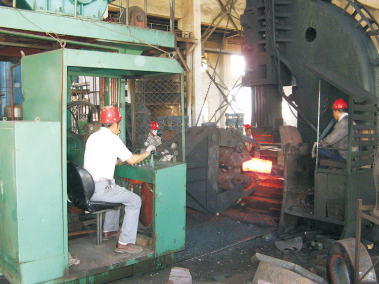 电液锤和操作车配合作业