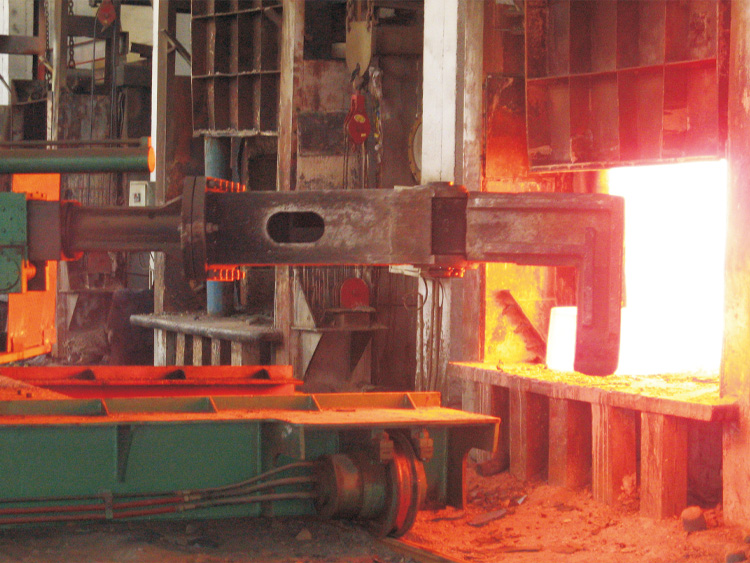 装出炉机钢坯出炉作业
